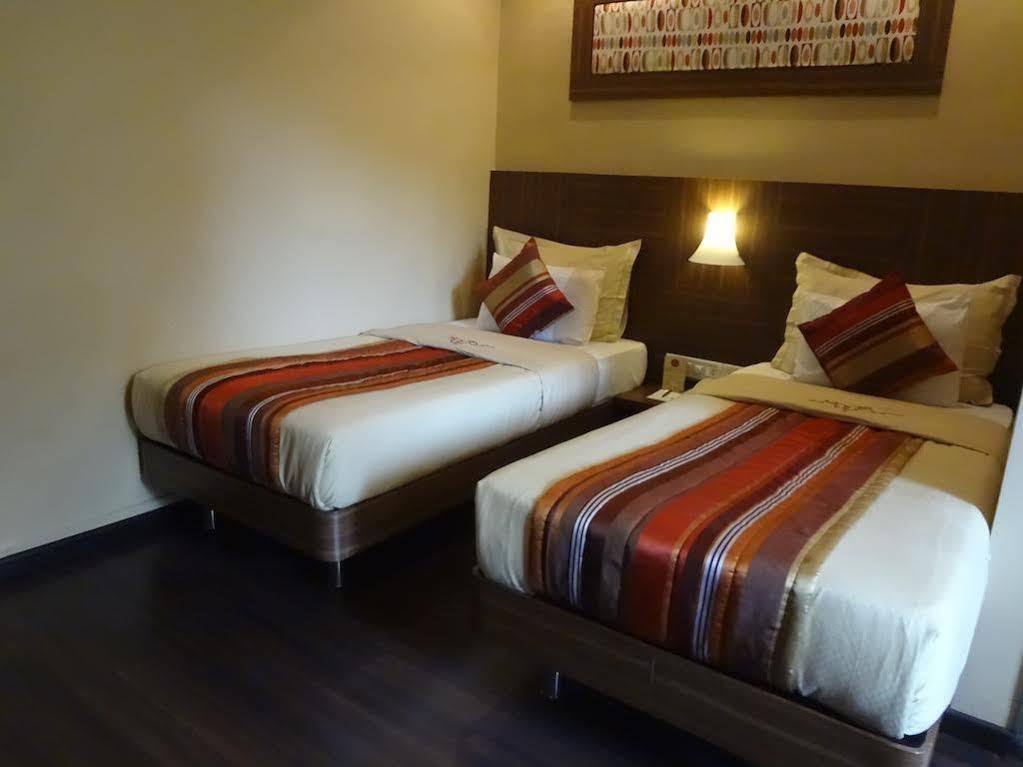 Hotel Landmark Fort Мумбаи Экстерьер фото