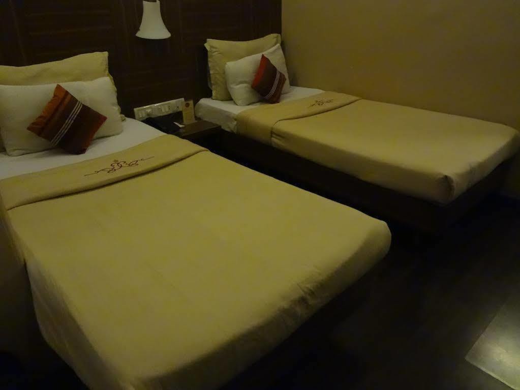 Hotel Landmark Fort Мумбаи Экстерьер фото