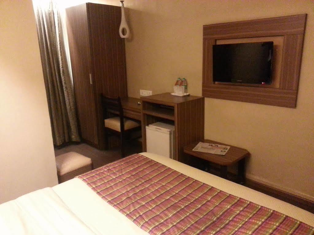 Hotel Landmark Fort Мумбаи Экстерьер фото